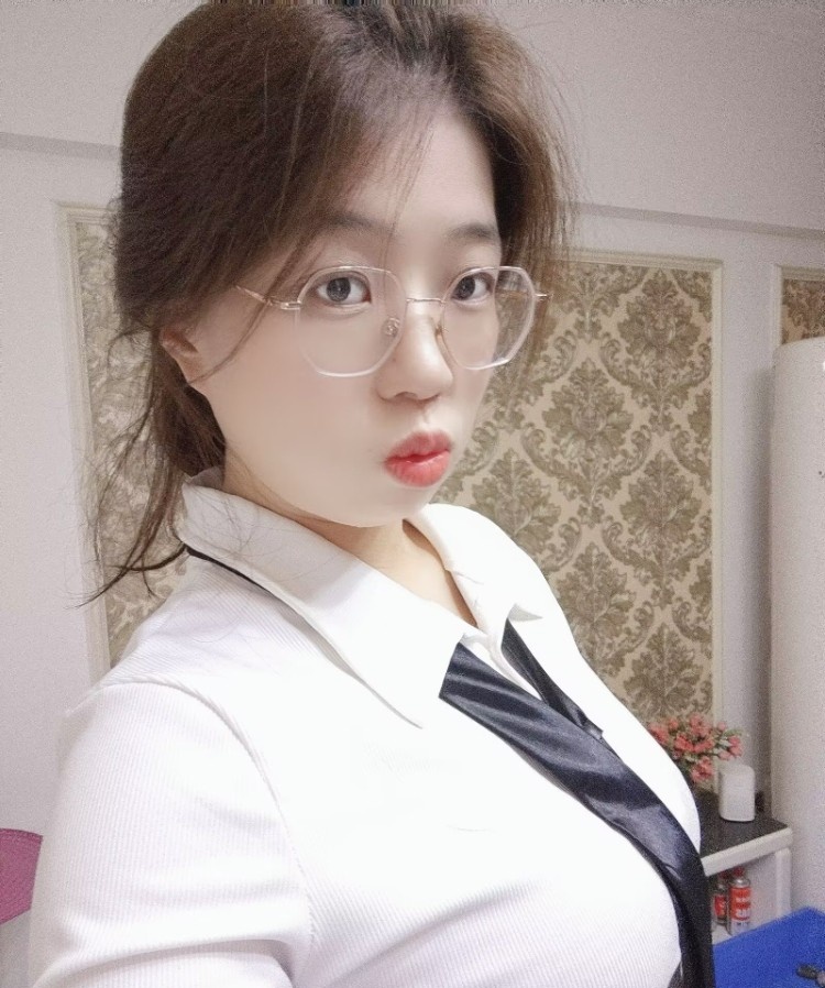 性感高挑大胸美女