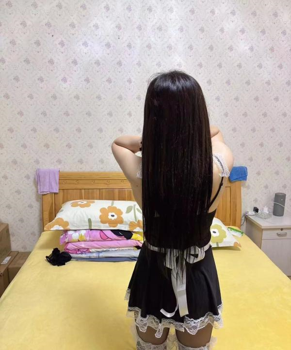 雪白皮肤女仆装少妇