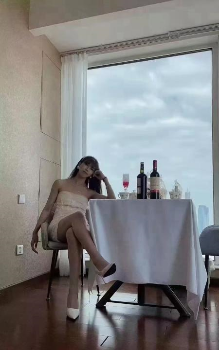 苗条知性姐姐