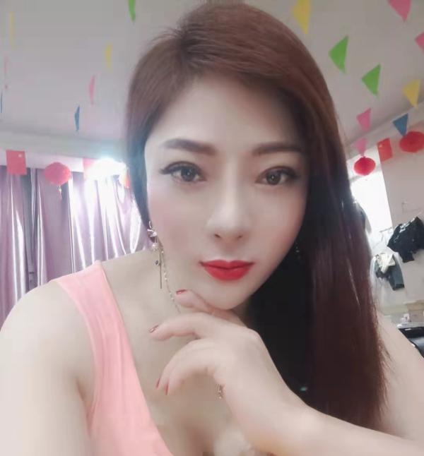 服务控美乳少妇