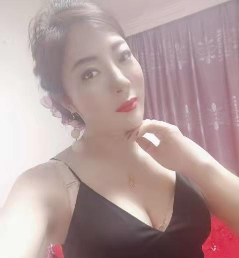 服务控美乳少妇