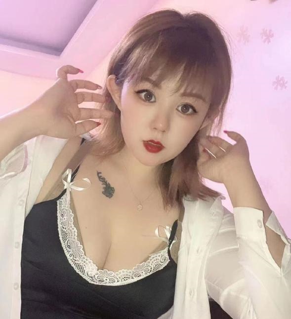 微胖丰满大胸妹