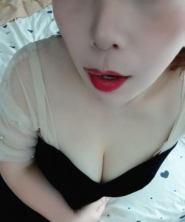 喷S 大胸翘臀人妻