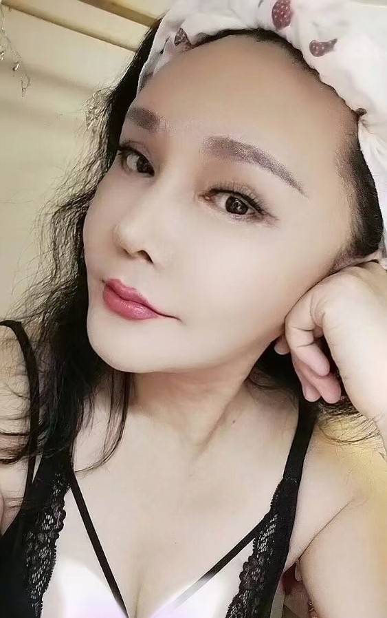 一字马一起跳舞的小姐姐