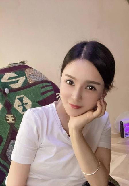 光谷美胸小姐姐