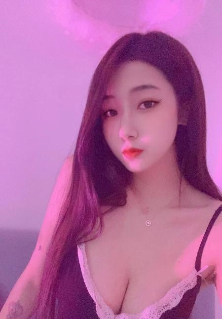 肤白腿长静静美女