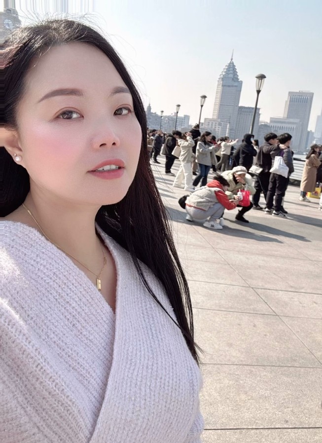 中项少妇，蓝韵