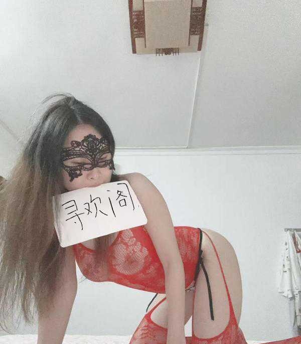 红衣大奶少妇