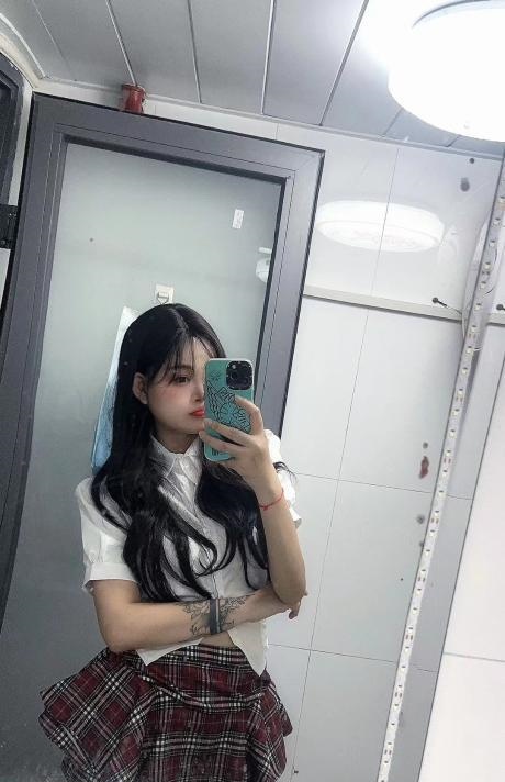 大长腿纹身如烟