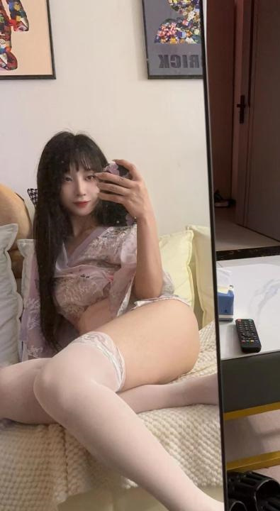态度挺好的小美女