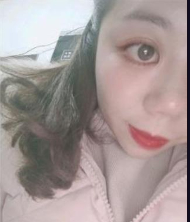天桥附近的一个熟女，黑丝很诱人，胸部不大但比较挺