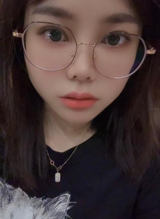 短发活泼娃娃脸