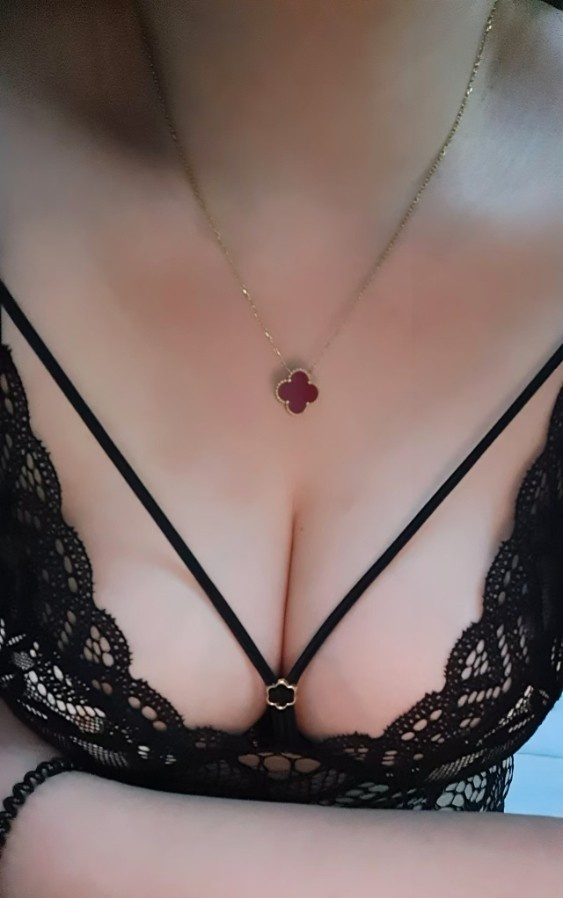 大胸苗妹