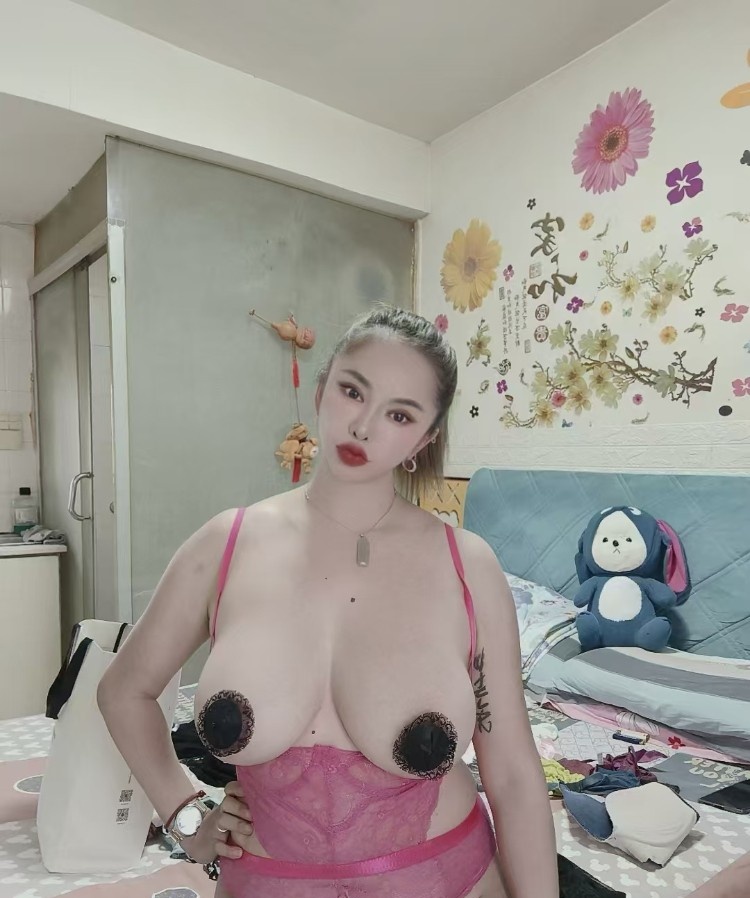 乳贴潮湿熟女