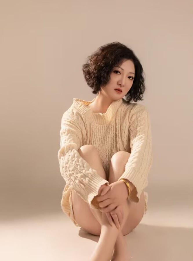短发卷毛人妻