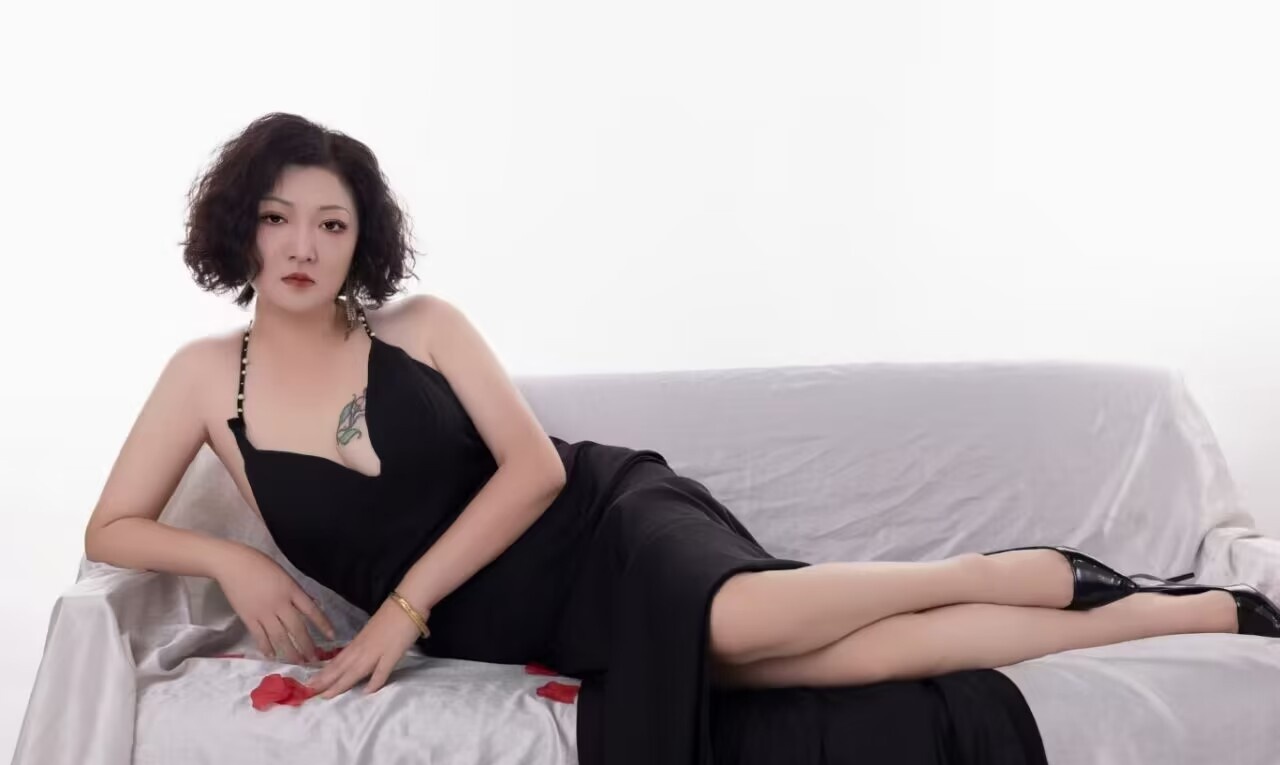 短发卷毛人妻
