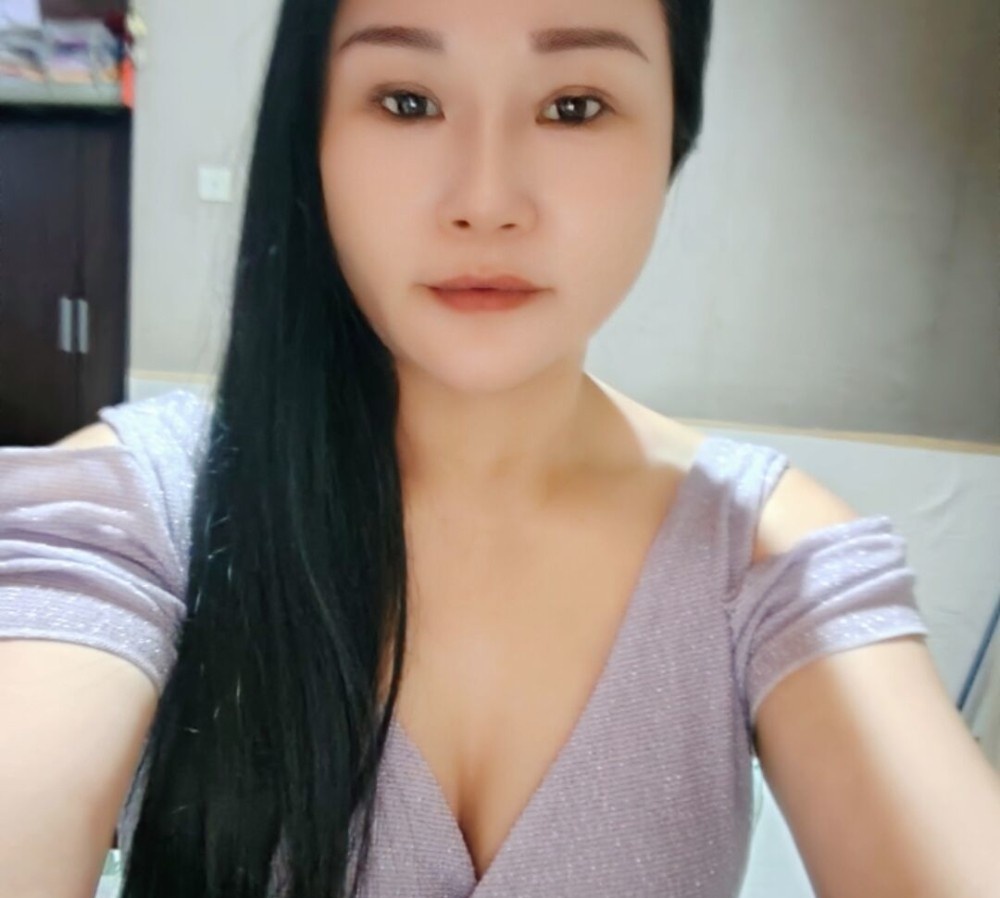 三峡广场的一个熟女
