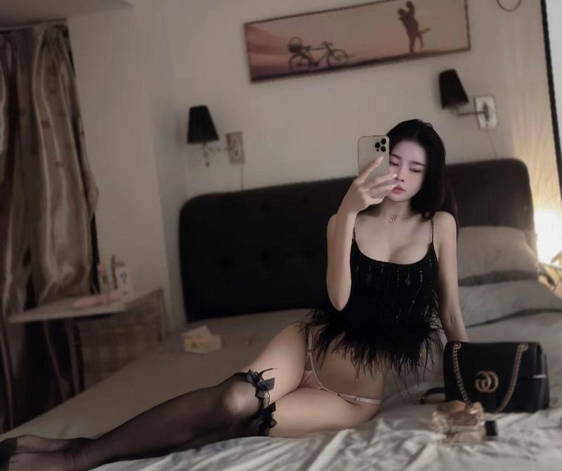 海珠黑丝长腿情趣咪咪