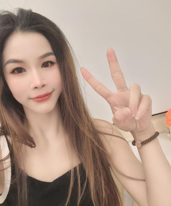 伸舌头湿吻拉丝朵朵