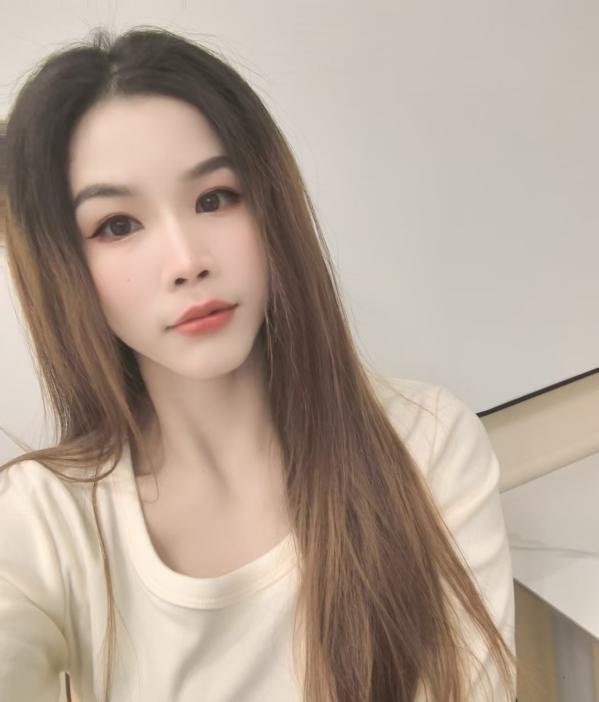 伸舌头湿吻拉丝朵朵