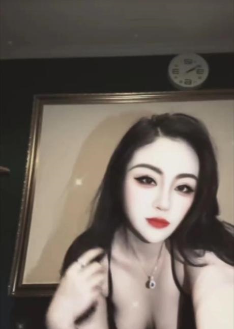 南湖翘臀小姐姐