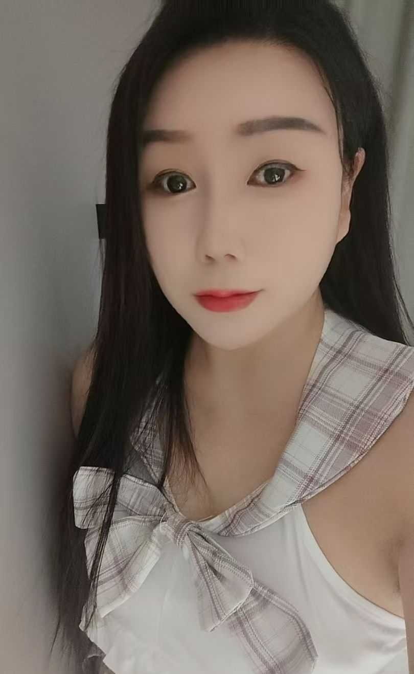 漂亮妹子胸好皮肤白