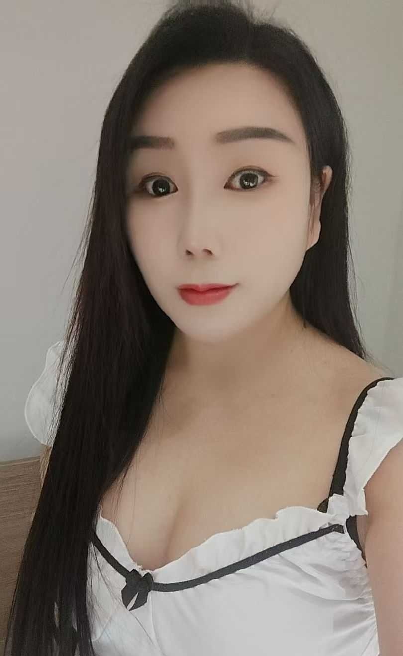 漂亮妹子胸好皮肤白