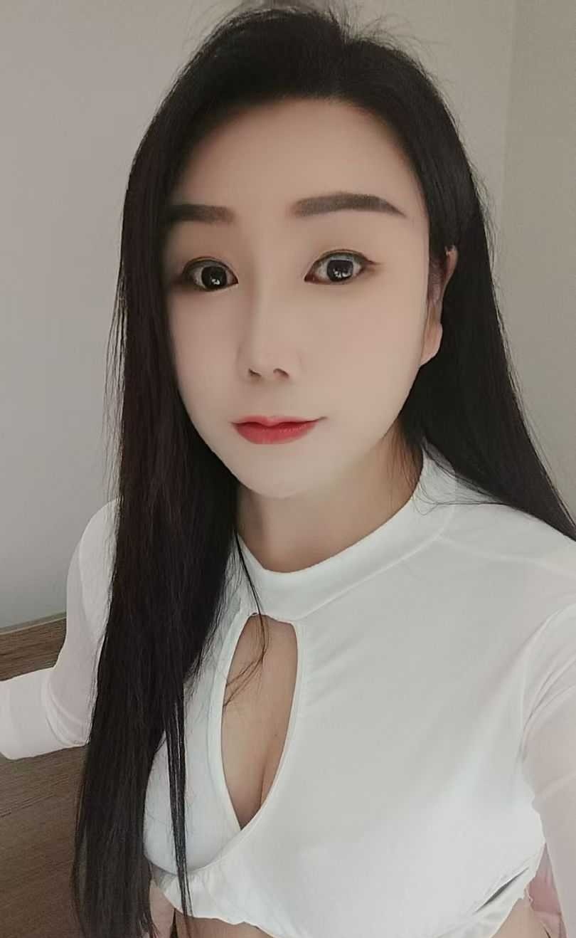 漂亮妹子胸好皮肤白