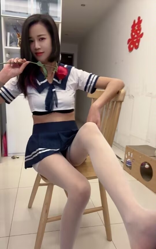 茉莉腰很细腿很长