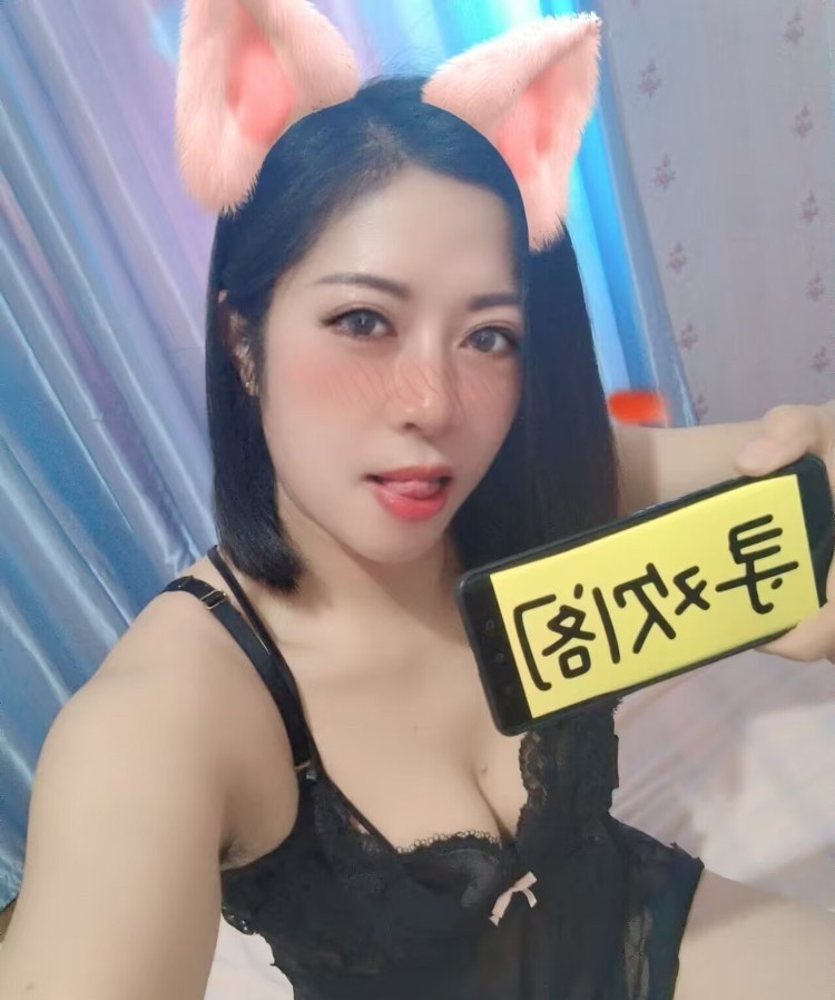 逼紧翘臀小骚货
