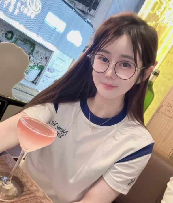 娃娃脸可爱小妹子