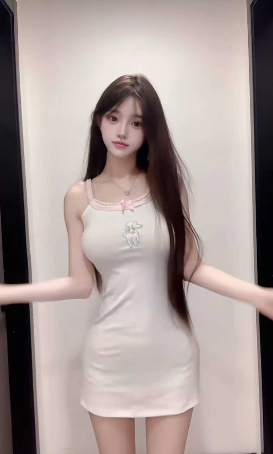 细嫩白皙的妹子