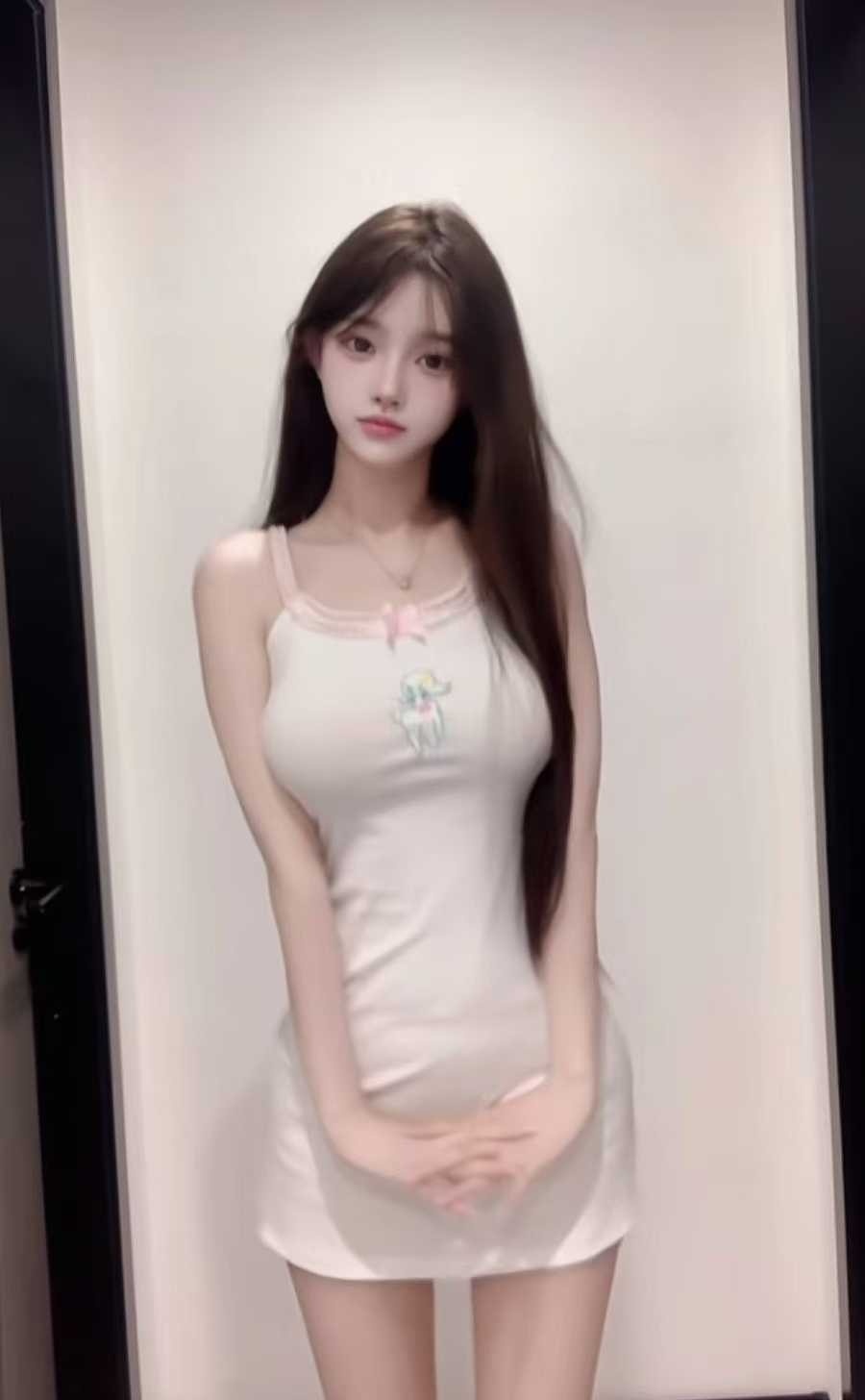 细嫩白皙的妹子