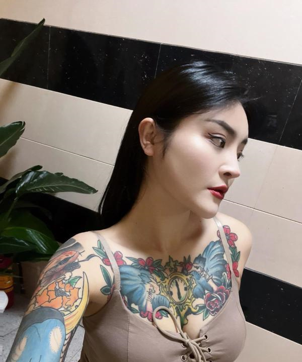 江岸性感纹身御姐