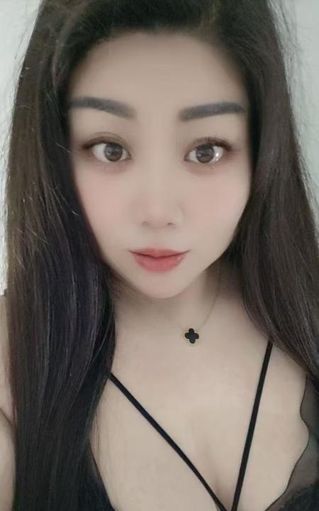 冒雨寻食少妇