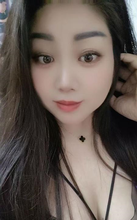 冒雨寻食少妇
