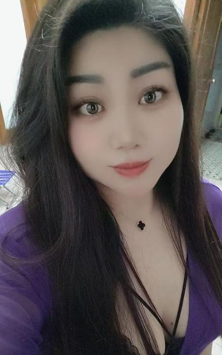 冒雨寻食少妇