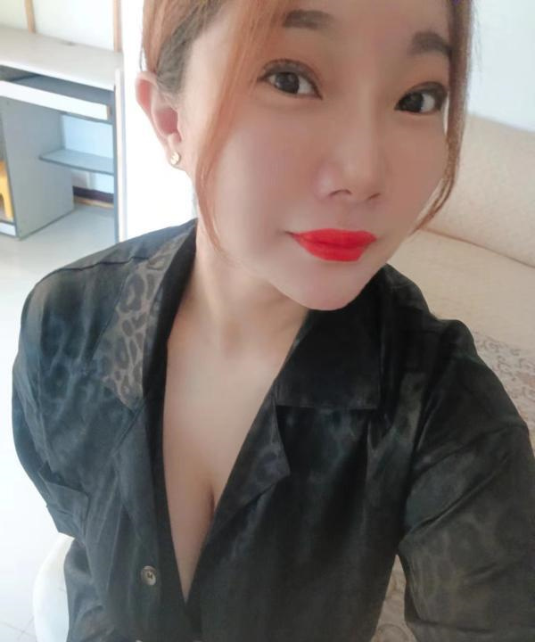 f巨乳会喷水