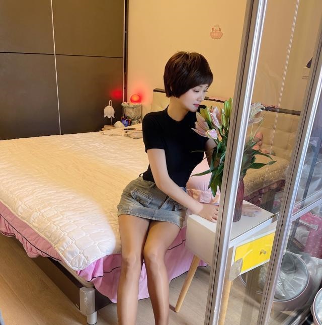 黄埔黑丝制服御姐