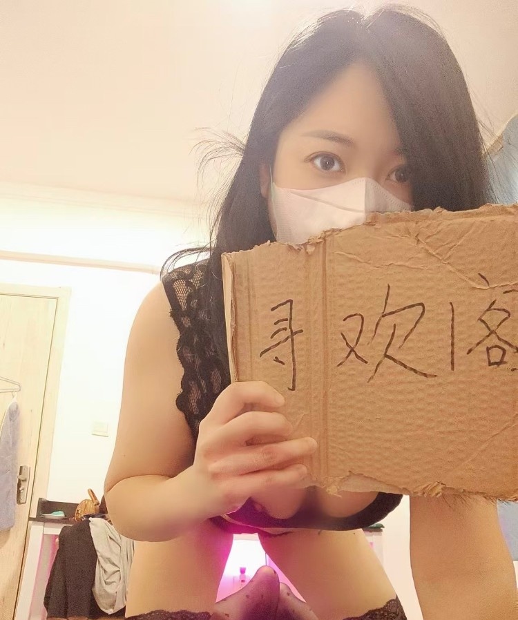体验美腿纹身少妇