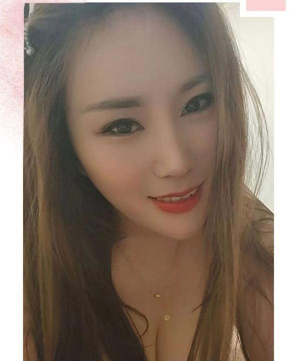 胸推巨爽的美女