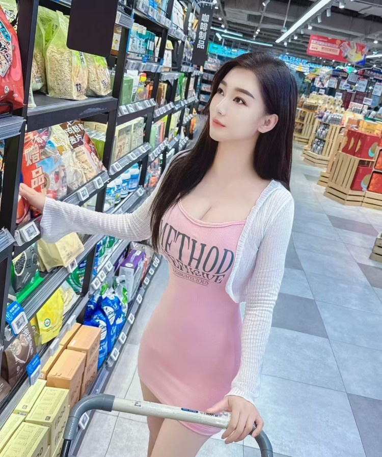 极品少妇级美女，皮肤白皙身材火辣