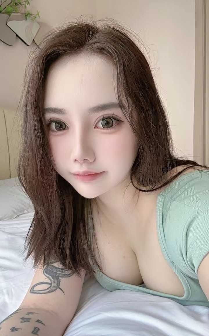 水贝年轻纹身小妹