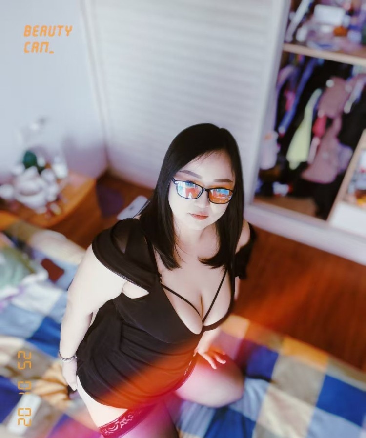 丰胸肥臀小骚货