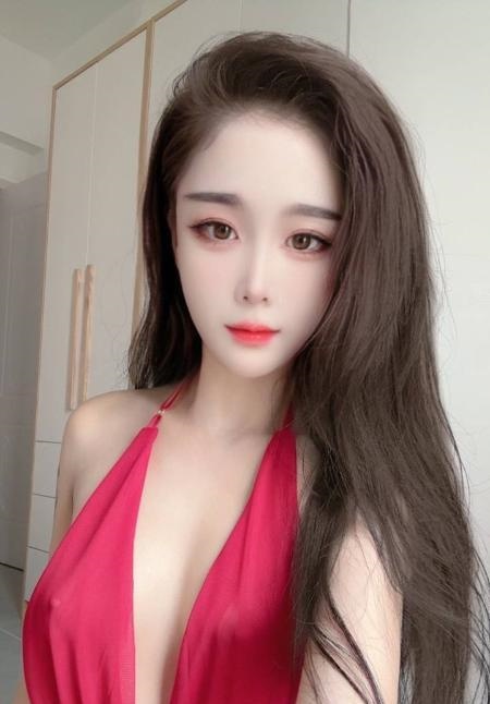粉嫩圆润大胸萱萱