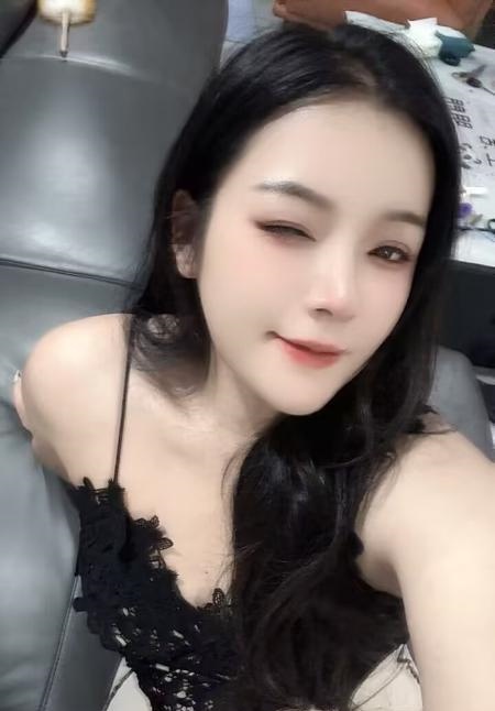 颜值美乳小默
