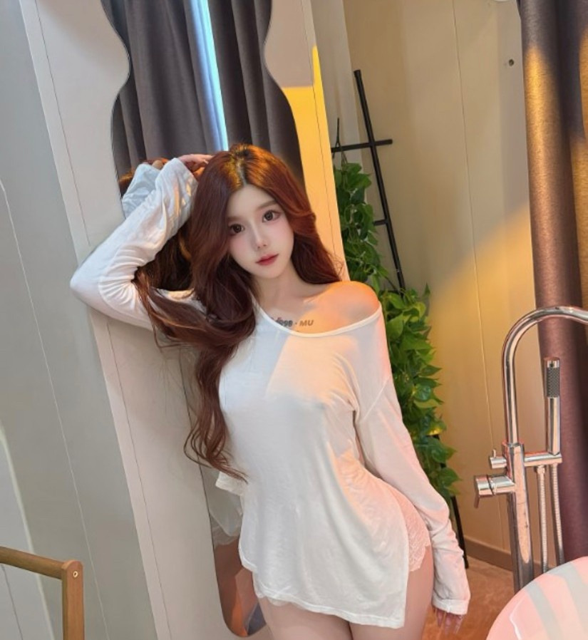 00后饱满小姐姐