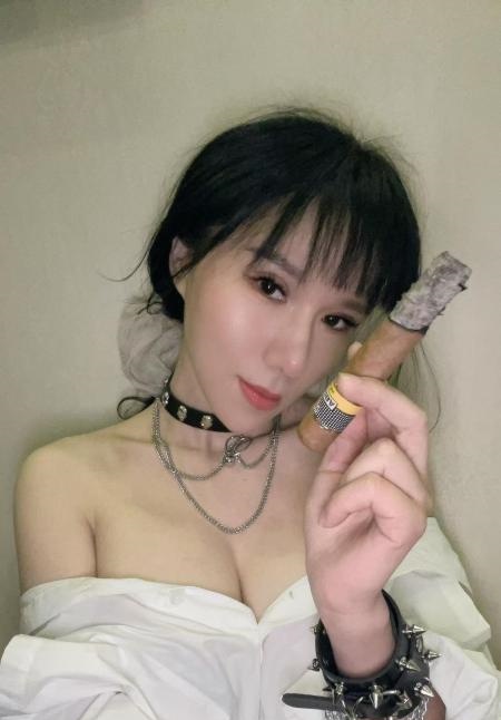 白嫩大奶妩媚少妇