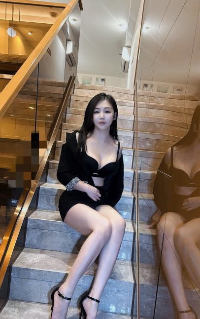 服务美女煕煕