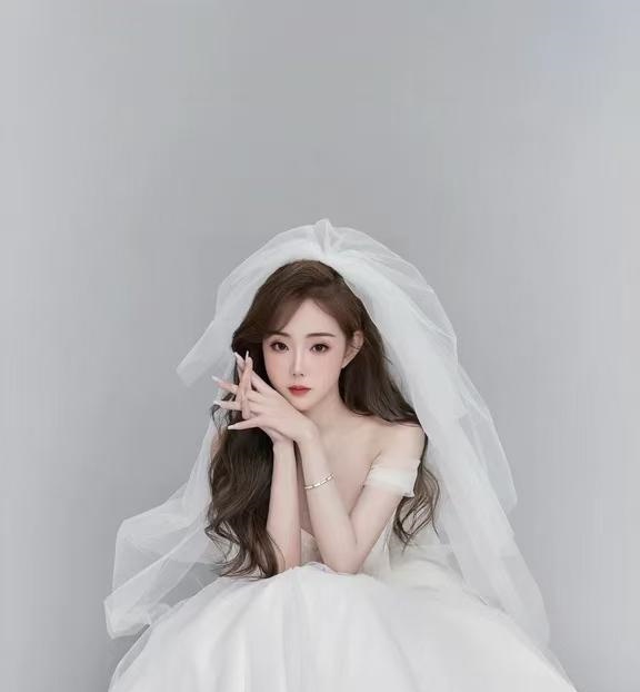 体验喷水的婚纱美女